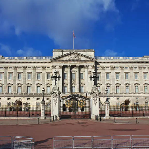 The Best Things to do Near Buckingham Palace | Burger & Lobster